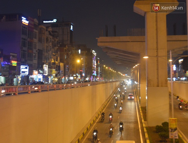 Hà Nội: Ngã tư đau khổ đã hết tắc giờ cao điểm trong ngày đầu tiên thông hầm - Ảnh 3.