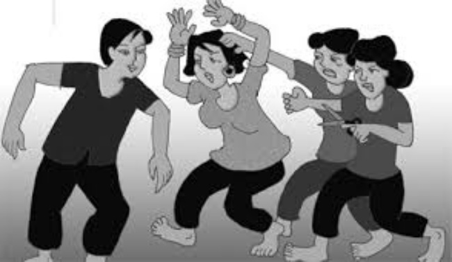 C&ocirc;ng an điều tra nh&oacute;m nghi can đ&aacute;nh ghen, cắt t&oacute;c, đạp v&agrave;o v&ugrave;ng k&iacute;n người phụ nữ - Ảnh 1.