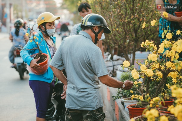 Người Sài Gòn cảm nhận không khí Tết rộn ràng khi hoa xuân cập bến Bình Đông - Ảnh 9.