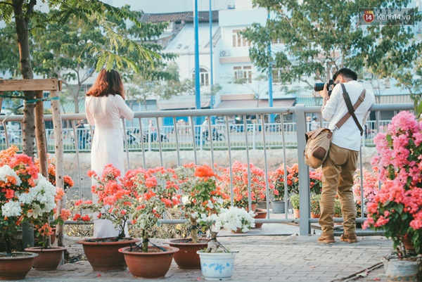 Người Sài Gòn cảm nhận không khí Tết rộn ràng khi hoa xuân cập bến Bình Đông - Ảnh 8.