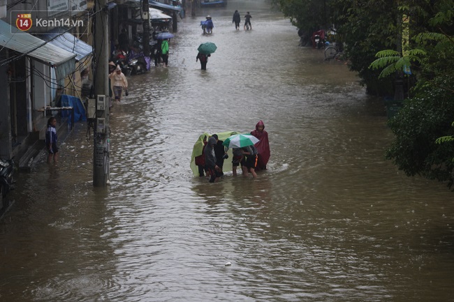 Nước lũ tràn về, nhiều tuyến đường trung tâm của TP Huế bị ngập nặng - Ảnh 1.