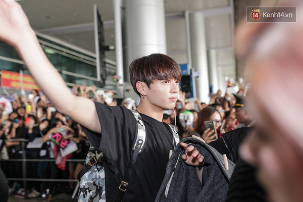 Những h&igrave;nh ảnh giao cảm kh&oacute; qu&ecirc;n của BTS, Mamamoo v&agrave; rapper Basick c&ugrave;ng fan Việt - Ảnh 1.