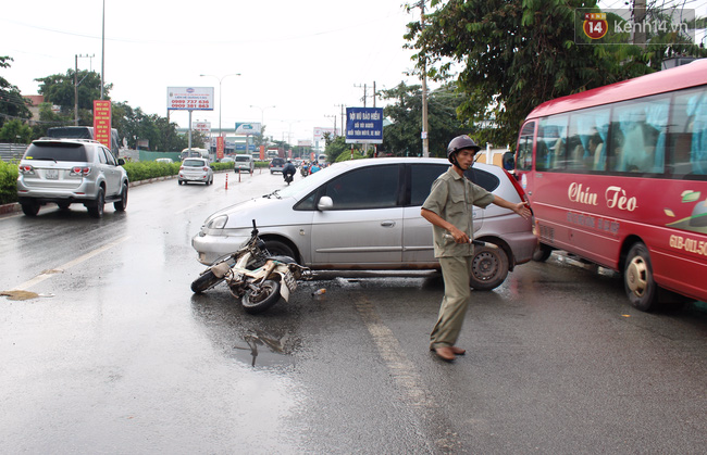 Vợ đang mang thai bị ô tô tông văng xuống đường, chồng đuổi đánh tài xế - Ảnh 1.