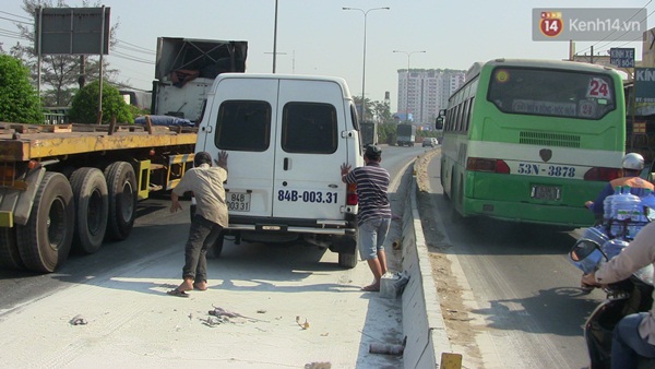TP. HCM: Xe &ocirc; t&ocirc; 16 chỗ nổ b&igrave;nh ắc quy, b&igrave;nh chữa ch&aacute;y mini v&ocirc; hiệu - Ảnh 1.