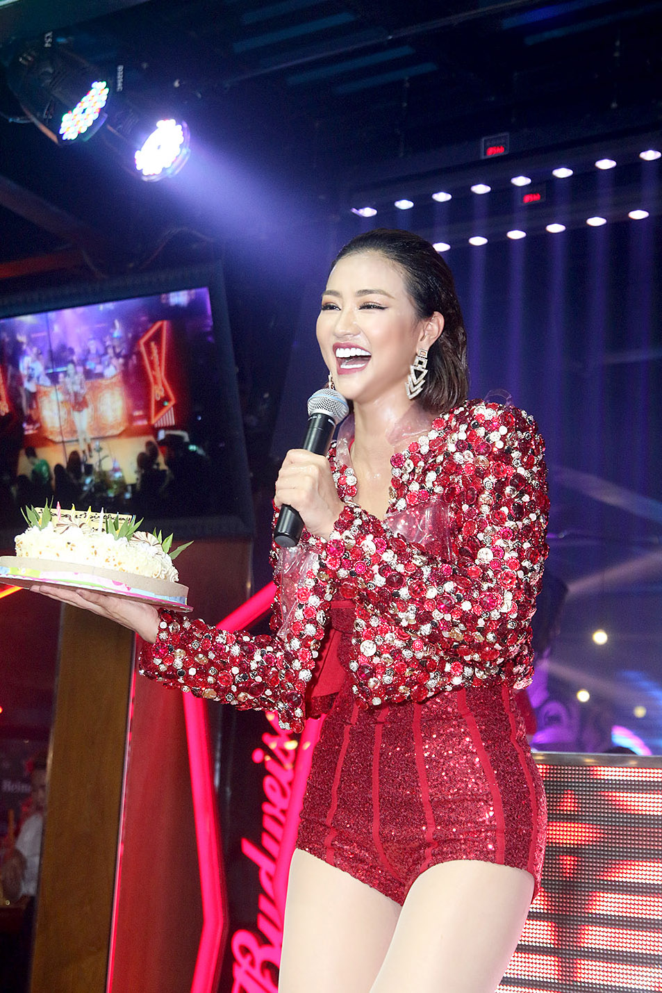 Maya cười tít mắt khi được tặng bánh kem sinh nhật lúc đang hát