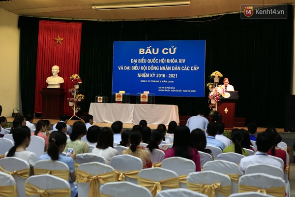 H&ograve;m phiếu di động gi&uacute;p bệnh nh&acirc;n bầu cử ngay tại giường bệnh - Ảnh 7.