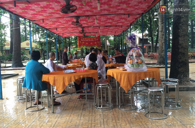Vụ truy sát ở chùa Bửu Quang: Tăng ni phật tử nén đau thương trong lễ tang sư bà Tư Ngọc - Ảnh 1.