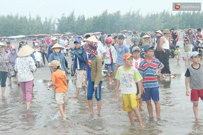 Xác cá voi nặng hơn 7 tấn trôi dạt vào bờ biển Nghệ An - Ảnh 2.