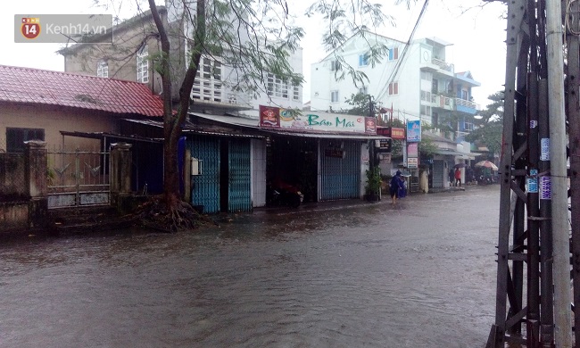 Nước lũ tràn về, nhiều tuyến đường trung tâm của TP Huế bị ngập nặng - Ảnh 2.