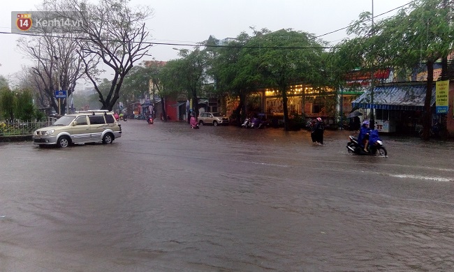 Nước lũ tràn về, nhiều tuyến đường trung tâm của TP Huế bị ngập nặng - Ảnh 14.