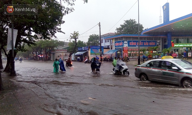 Nước lũ tràn về, nhiều tuyến đường trung tâm của TP Huế bị ngập nặng - Ảnh 11.