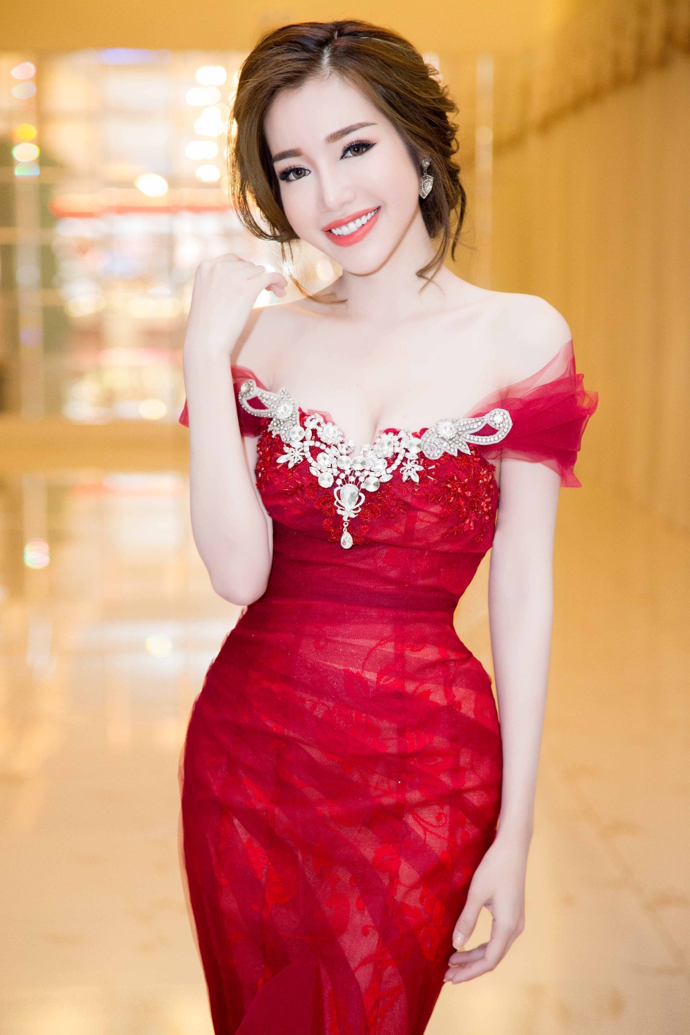 Elly Trần, Á hậu Huyền My tự tin đọ sắc lộng lẫy tại sự kiện