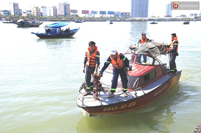 Hơn 300 cán bộ chiến sĩ và thợ lặn tìm kiếm 3 nạn nhân mất tích trên sông Hàn - Ảnh 20.