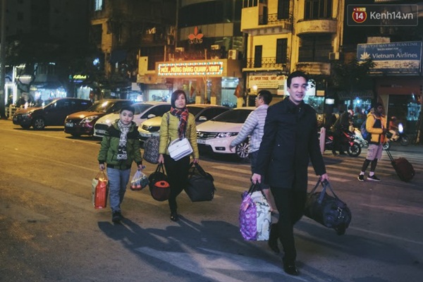 Người Hà Nội - Sài Gòn hối hả về quê nghỉ Tết sau buổi làm việc cuối cùng của năm - Ảnh 22.