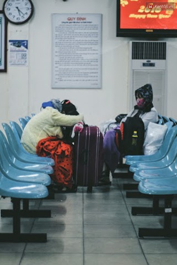 Người Hà Nội - Sài Gòn hối hả về quê nghỉ Tết sau buổi làm việc cuối cùng của năm - Ảnh 23.