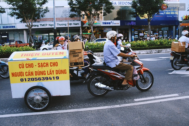 Chiếc xe chở bao &acirc;n t&igrave;nh của cụ &ocirc;ng gần 80 tuổi tr&ecirc;n đường phố Đ&agrave; Nẵng - Ảnh 1.
