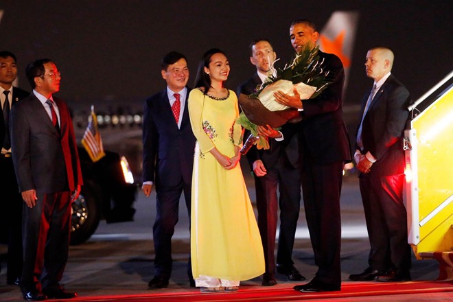 H&igrave;nh ảnh xinh đẹp của c&ocirc; g&aacute;i tặng hoa sen cho Tổng thống Obama tại T&acirc;n Sơn Nhất - Ảnh 5.
