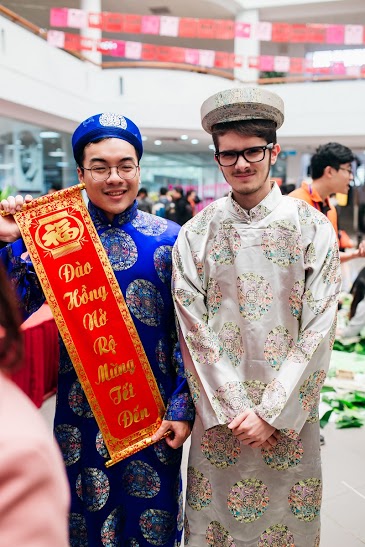 Ngắm sinh viên quốc tế rực rỡ trong trang phục truyền thống Việt Nam - Ảnh 4.