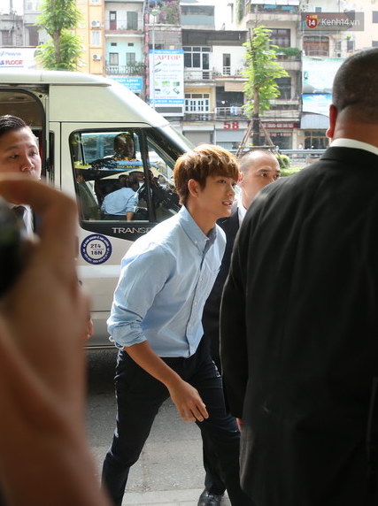 Các fan thoải mái ôm hôn Kang Tae Oh trong buổi giao lưu tại Hà Nội - Ảnh 3. Các fan thoải mái ôm hôn Kang Tae Oh trong buổi giao lưu tại Hà Nội - Ảnh 3.