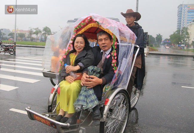 Lãng mạn đám cưới tập thể dưới mưa của các cặp đôi công nhân nghèo ở Đà Nẵng - Ảnh 5.