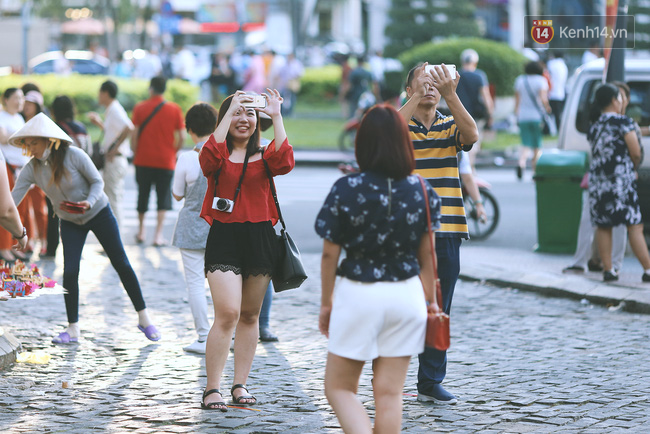 Ở S&agrave;i G&ograve;n đ&oacute; m&agrave;, c&aacute;i g&igrave; cũng nồng nhiệt v&agrave; mắc cười như vậy hết trơn! - Ảnh 7.