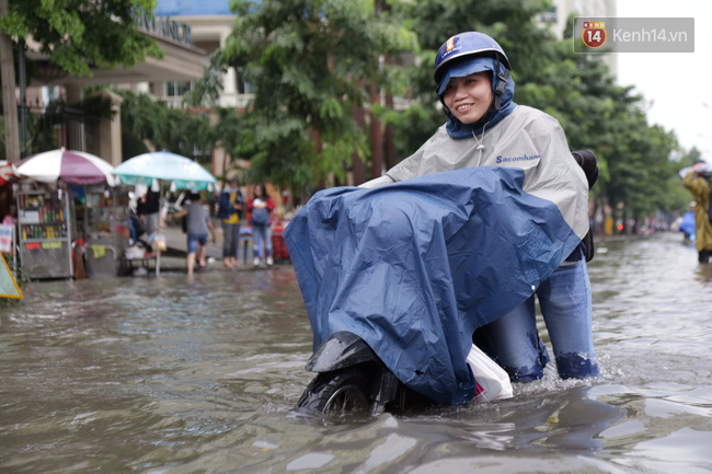 Chuyện đẹp mùa nước ngập Sài Gòn: 3 anh em nhận sửa xe máy miễn phí cho bà con - Ảnh 1.