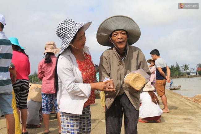 Ch&ugrave;m ảnh: MC Phan Anh k&eacute;o xe b&ograve;, đội mưa cứu trợ người d&acirc;n v&ugrave;ng lũ - Ảnh 13.