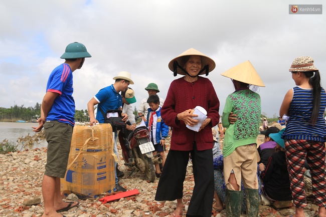 Chùm ảnh: MC Phan Anh kéo xe bò, đội mưa cứu trợ người dân vùng lũ - Ảnh 14.