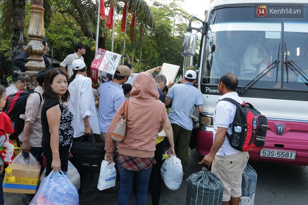 Vụ sập cầu Ghềnh: 300 h&agrave;nh kh&aacute;ch ở ga S&agrave;i G&ograve;n vật vờ chờ xe trung chuyển đến Bi&ecirc;n H&ograve;a - Ảnh 9.