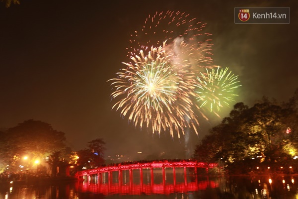 Chùm ảnh: Mãn nhãn với những màn pháo hoa rực rỡ đón năm mới ở Hà Nội - Sài Gòn - Ảnh 15.