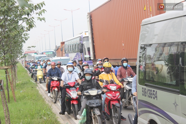 Hàng chục sinh viên hoảng loạn la hét khi xe buýt tông vào đuôi xe container ở Xa lộ Hà Nội - Ảnh 6.