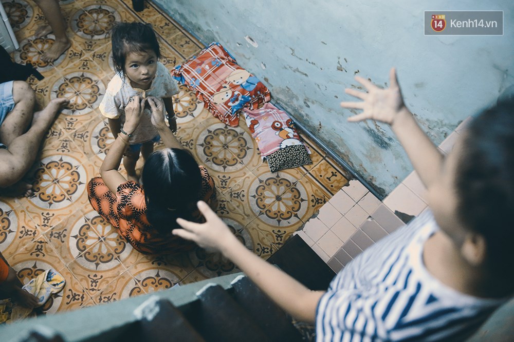 Đôi mắt màu xanh kỳ lạ của hai anh em câm điếc bán vé số nơi xóm nghèo Sài Gòn - Ảnh 11.