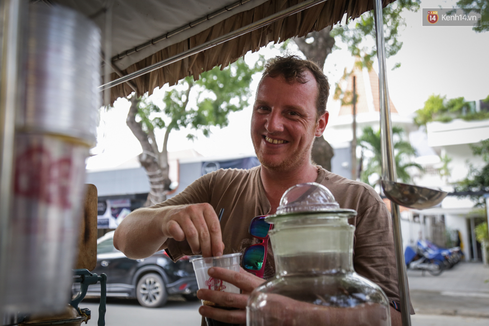 Chuyện ch&agrave;ng T&acirc;y bỏ nghề thiết kế, đến S&agrave;i G&ograve;n đẩy xe đạp b&aacute;n cafe dạo - Ảnh 3.