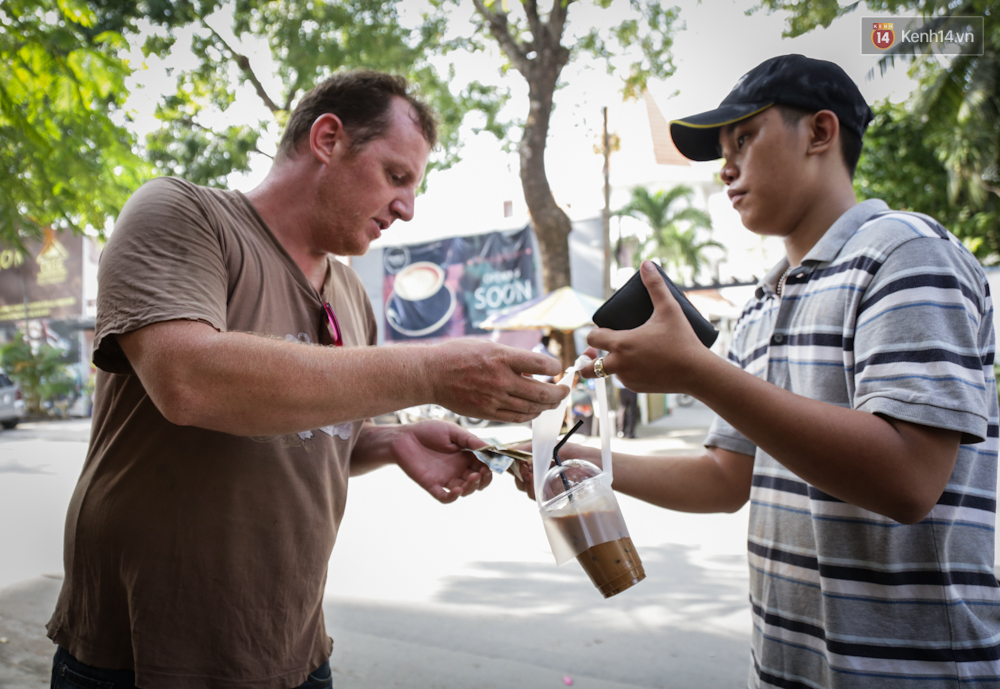 Chuyện ch&agrave;ng T&acirc;y bỏ nghề thiết kế, đến S&agrave;i G&ograve;n đẩy xe đạp b&aacute;n cafe dạo - Ảnh 6.