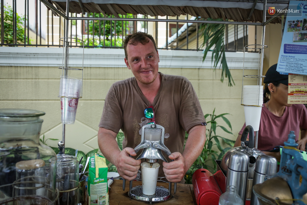 Chuyện ch&agrave;ng T&acirc;y bỏ nghề thiết kế, đến S&agrave;i G&ograve;n đẩy xe đạp b&aacute;n cafe dạo - Ảnh 2.