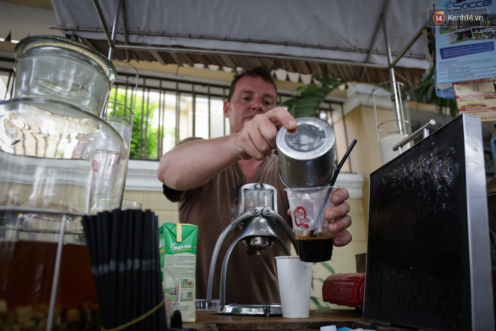 Chuyện ch&agrave;ng T&acirc;y bỏ nghề thiết kế, đến S&agrave;i G&ograve;n đẩy xe đạp b&aacute;n cafe dạo - Ảnh 4.