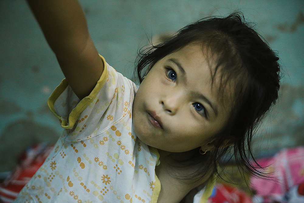 Đôi mắt màu xanh kỳ lạ của hai anh em câm điếc bán vé số nơi xóm nghèo Sài Gòn - Ảnh 18.