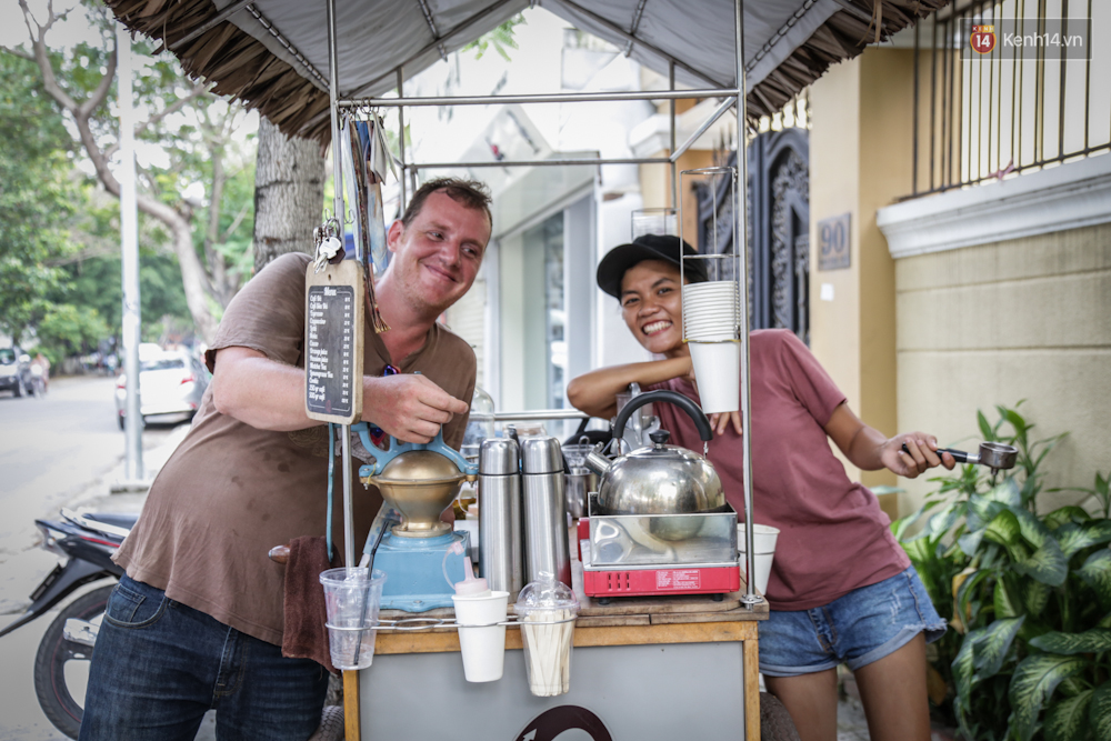 Chuyện ch&agrave;ng T&acirc;y bỏ nghề thiết kế, đến S&agrave;i G&ograve;n đẩy xe đạp b&aacute;n cafe dạo - Ảnh 8.