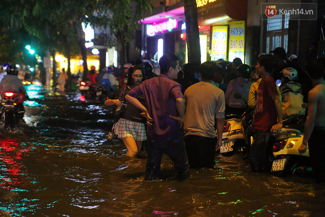 Mưa lớn, nhiều tuyến đường ở Sài Gòn ngập nặng, giao thông hỗn loạn - Ảnh 6.