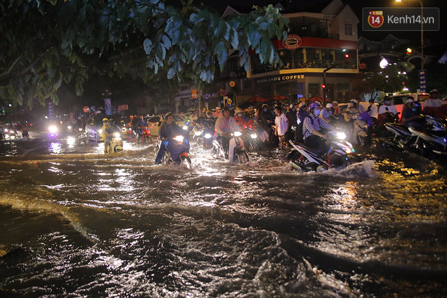 Mưa lớn, nhiều tuyến đường ở Sài Gòn ngập nặng, giao thông hỗn loạn - Ảnh 2.