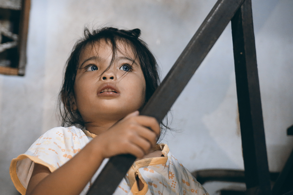 Đôi mắt màu xanh kỳ lạ của hai anh em câm điếc bán vé số nơi xóm nghèo Sài Gòn - Ảnh 15.