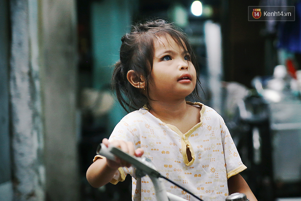 Đôi mắt màu xanh kỳ lạ của hai anh em câm điếc bán vé số nơi xóm nghèo Sài Gòn - Ảnh 19.