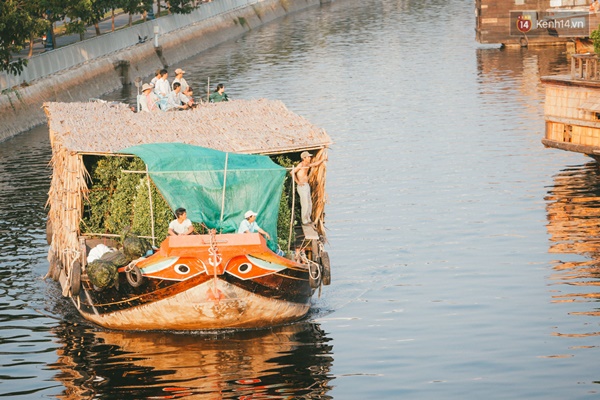 Người S&agrave;i G&ograve;n cảm nhận kh&ocirc;ng kh&iacute; Tết rộn r&agrave;ng khi hoa xu&acirc;n cập bến B&igrave;nh Đ&ocirc;ng - Ảnh 1.