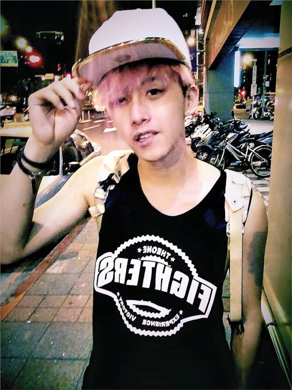 Ca sĩ trẻ hứng gạch đá vì được gọi là G-Dragon Đài Loan - Ảnh 2.