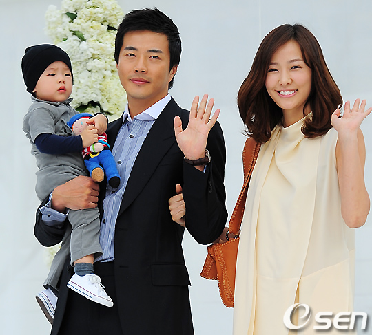 Vợ Kwon Sang Woo khoe ảnh con trai lớn cùng con gái kháu khỉnh tròn 1 tuổi - Ảnh 3.