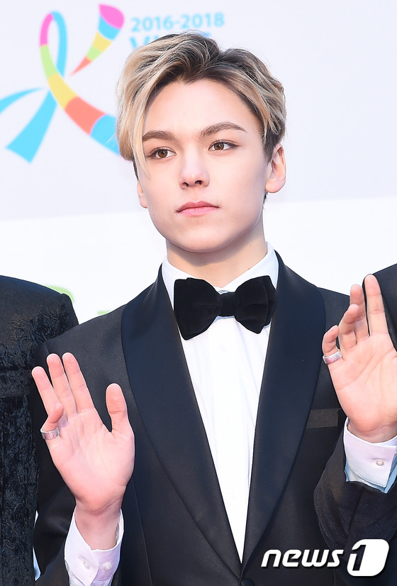 Dàn mỹ nhân Kpop khoe chân dài nõn nà tại thảm đỏ Seoul Music Awards - Ảnh 23.