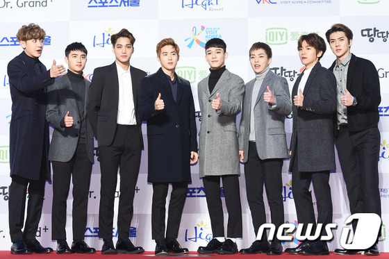 EXO gây sốt khi bày trò nghịch ngợm siêu rảnh trong lễ trao giải Seoul Music Awards - Ảnh 5.