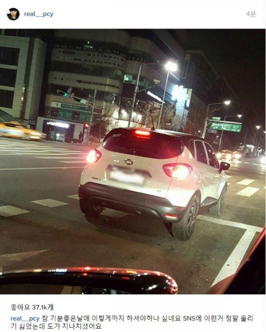 Vừa thắng giải lớn, Chanyeol (EXO) bức x&uacute;c v&igrave; bị fan cuồng đeo b&aacute;m - Ảnh 2.