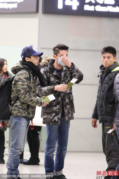 Fan cuồng Hoắc Kiến Hoa gào khóc ăn vạ tại sân bay để tặng quà thần tượng - Ảnh 1.
