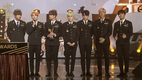 Fan phẫn nộ vì EXO và BTS hứng biển đen im lặng tại lễ trao giải Grammy Hàn Quốc - Ảnh 11.